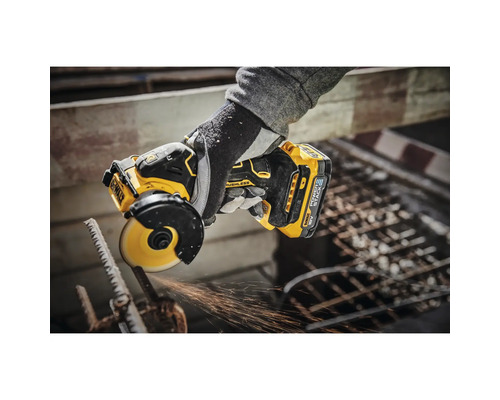 Personne coupant du métal avec une meuleuse d'angle sans fil Dewalt