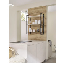 Cuisine moderne avec étagère suspendue, armoires blanches et plaque de cuisson