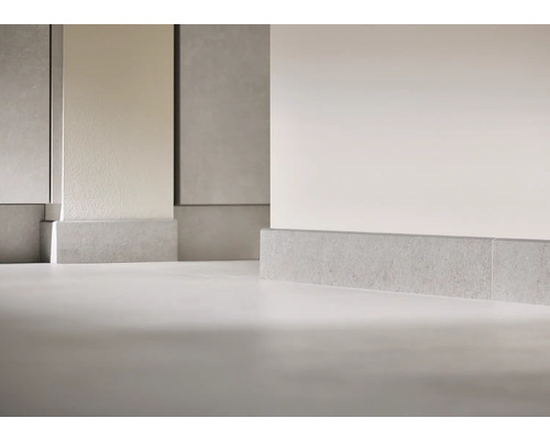 MIRAVA MARSEILLE Plinthe de carrelage sand 7.5x60 cm Plinthes en pierre dans un espace au design moderne.