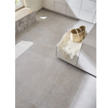 Pièce lumineuse avec carrelage, peau de mouton et panier