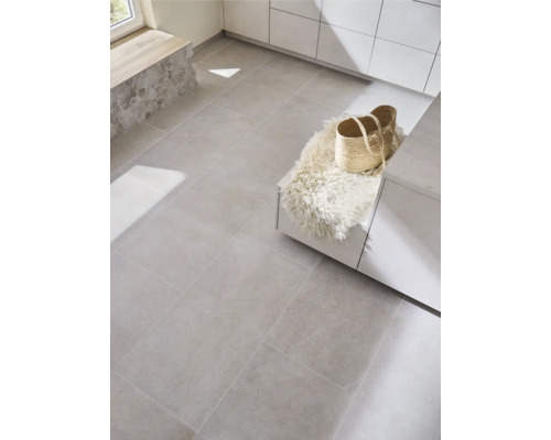 Pièce lumineuse avec carrelage, peau de mouton et panier