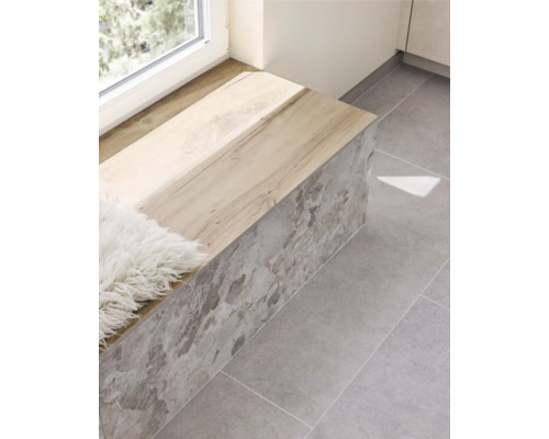 Sitzbank am Fenster mit Holzplatte und Steinverkleidung auf Fliesenboden