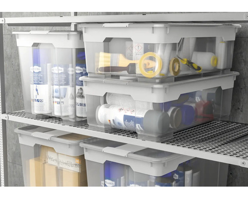 Mehrere durchsichtige Kunststoffboxen mit Deckel stehen in einem Regal.