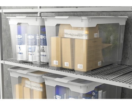 Regal mit transparenten Aufbewahrungsboxen und Deckeln