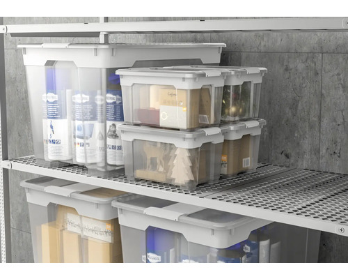 Aufnahme von transparenten Aufbewahrungsboxen mit Deckel auf Regalen.