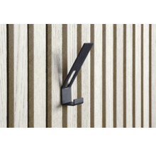 Patère noire sur un mur en bois