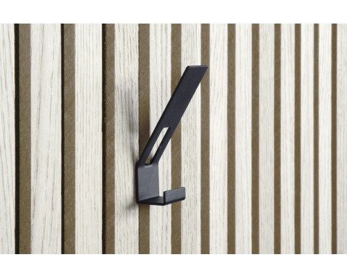 Patère noire sur un mur en bois