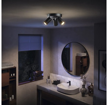 Plafonnier avec trois spots dans une salle de bains