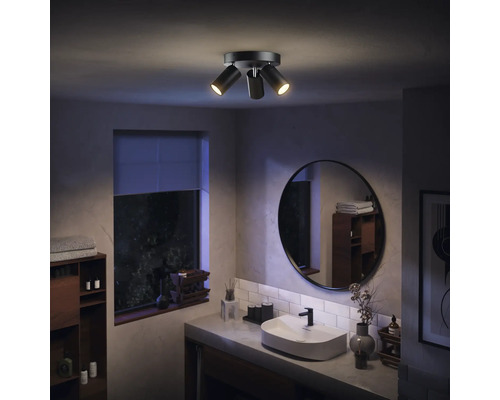 Plafonnier avec trois spots dans une salle de bains