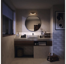 Salle de bains moderne avec meuble-lavabo, miroir et éclairage