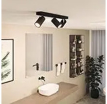 Salle de bains moderne avec plafonnier à spots, miroir et lavabo