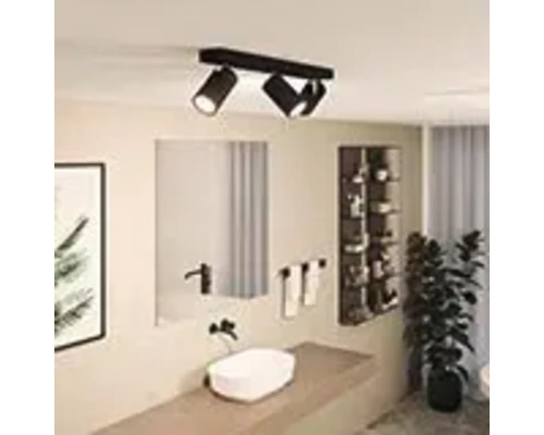 Salle de bains moderne avec plafonnier à spots, miroir et lavabo