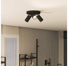 Plafonnier avec trois spots dans une salle de bain moderne