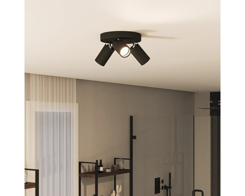 Plafonnier avec trois spots dans une salle de bain moderne