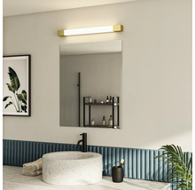 Salle de bains avec lavabo, miroir et éclairage