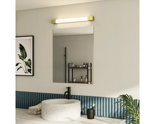 Salle de bains avec lavabo, miroir et éclairage