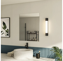 Salle de bain moderne avec miroir, lavabo et applique murale