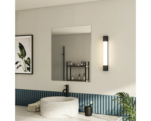 Salle de bain moderne avec miroir, lavabo et applique murale