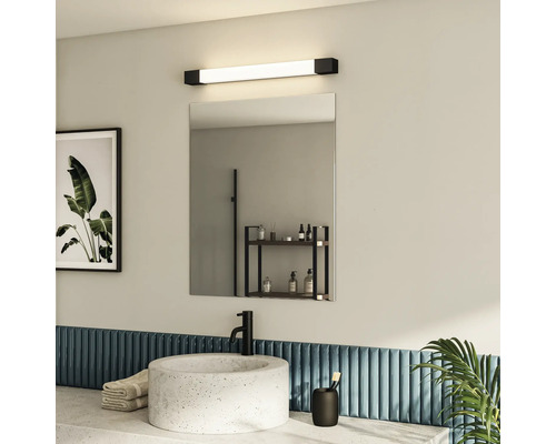 Salle de bains moderne avec lavabo, miroir et applique murale