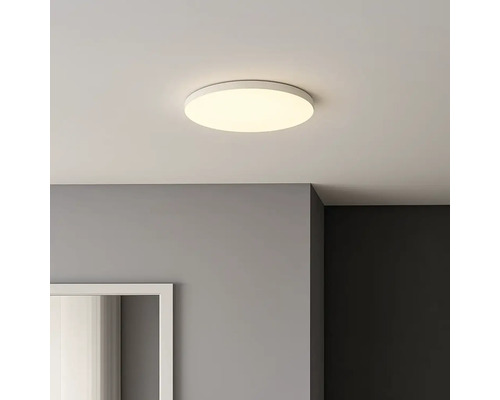 Plafonnier rond au plafond de la pièce