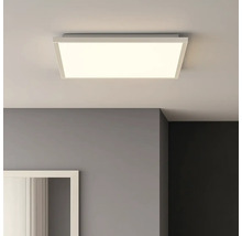 Plafonnier carré en métal dans une pièce moderne