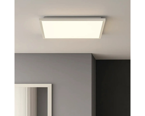 Plafonnier carré en métal dans une pièce moderne