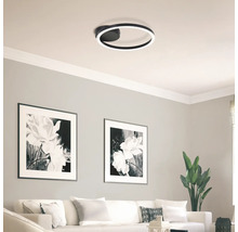 Salon avec plafonnier rond et images décoratives