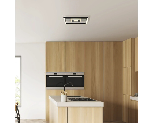 Plafonnier carré dans une cuisine au design moderne.