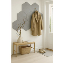 Flur mit Holzbank, Korb, Mantel, Schuhen, sechseckigen Wandpaneelen und Dekoration
