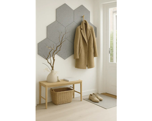 Flur mit Holzbank, Korb, Mantel, Schuhen, sechseckigen Wandpaneelen und Dekoration