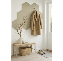 Heller Flur mit sechseckigen Wandfliesen, Garderobe, Bank, Korb, Schuhen und Fußmatte