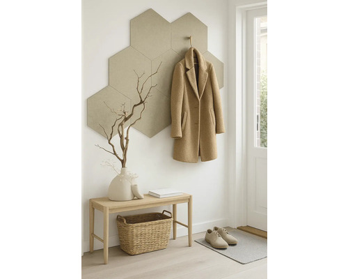 Heller Flur mit sechseckigen Wandfliesen, Garderobe, Bank, Korb, Schuhen und Fußmatte