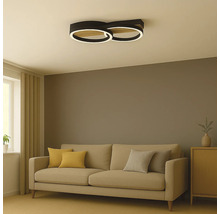 Salon avec canapé et plafonnier rond