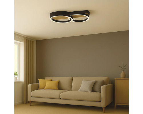 Salon avec canapé et plafonnier rond