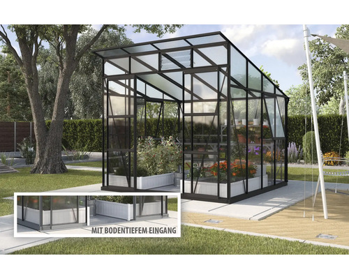 Gewächshaus mit Regalen und Pflanzen in einem Garten