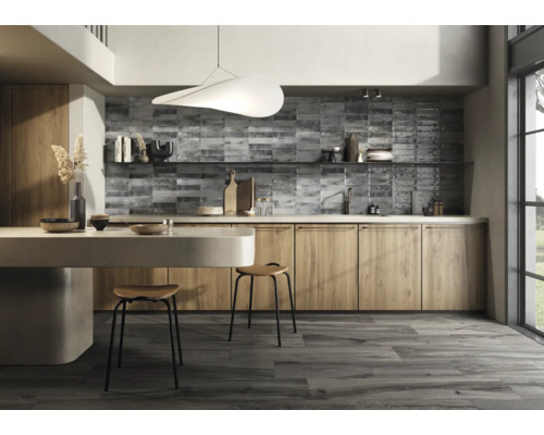 Helle Küche mit Holzelementen, grau gemusterter Rückwand und Holzboden