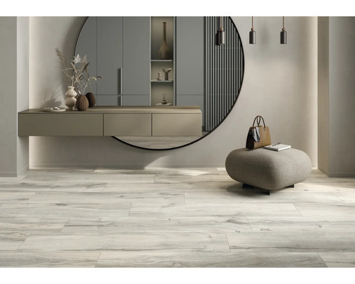 Elegantes Interieur mit Spiegel, Konsole, Hocker und Holzbodenfliesen