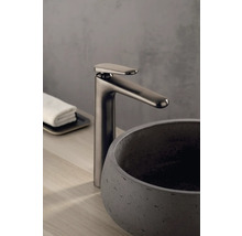 Waschtischarmatur neben einem Betonwaschbecken