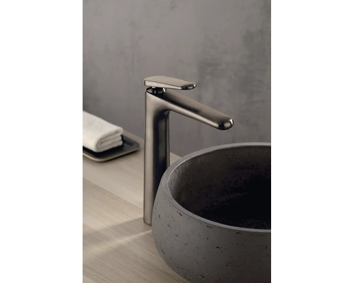 Waschtischarmatur neben einem Betonwaschbecken