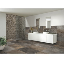 Helles Badezimmer mit Dusche, Waschbecken und Fliesen