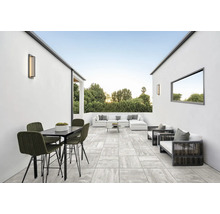 Terrasse mit Gartenmöbeln und Aussenbeleuchtung.