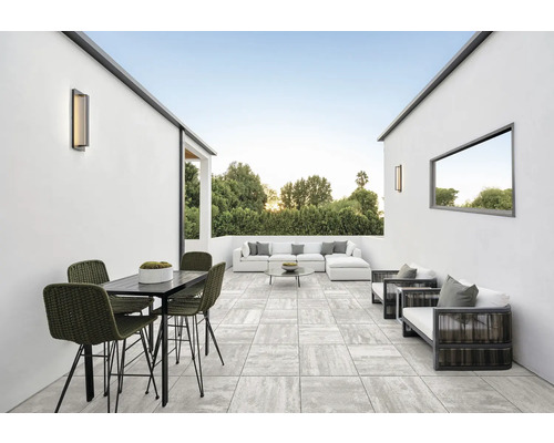 Terrasse mit Gartenmöbeln und Aussenbeleuchtung.