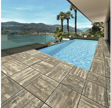 Schwimmbad umgeben von Terrassenplatten mit Blick auf die Berge