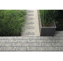 Gartenweg mit Pflastersteinen, Zierkies und Pflanzgefässen