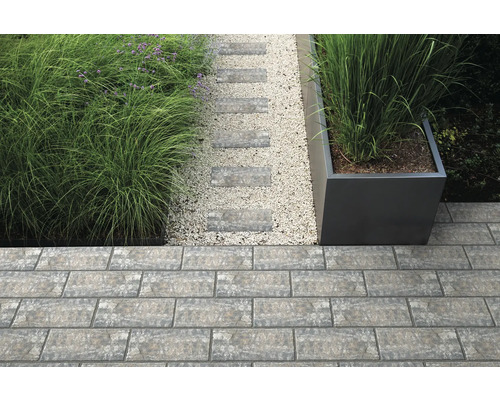 Gartenweg mit Pflastersteinen, Zierkies und Pflanzgefässen