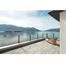 Terrasse mit Glasgeländer und Blick auf den See