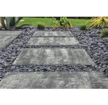 Gartenweg mit Steinplatten und Zierkies