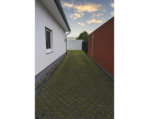 Allée avec dalles alvéolées entre la maison et le garage