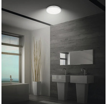 Modernes Badezimmer mit Deckenleuchte, Doppelwaschtisch und Meerblick