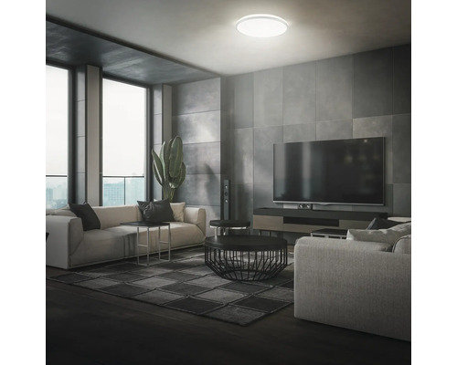 Modernes Wohnzimmer mit Couch, Fernseher und Deckenleuchte